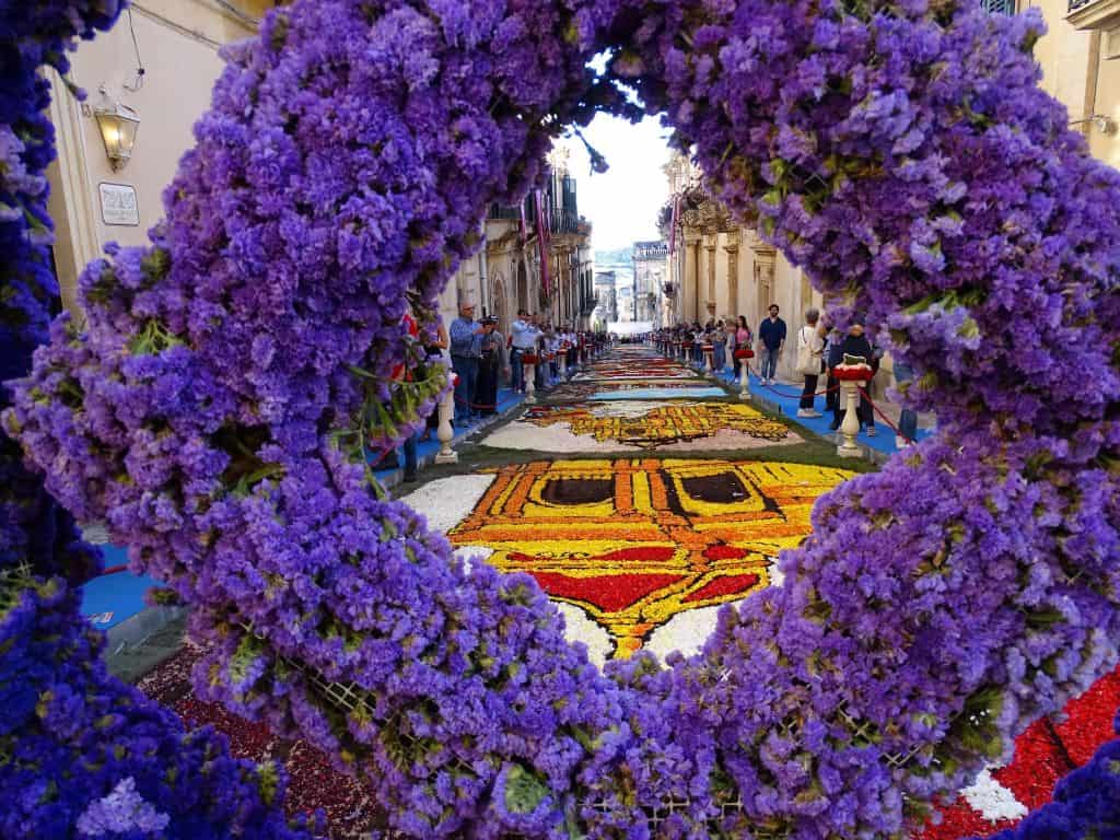 Infiorata-di-Noto Noto: il giardino di pietra del barocco siciliano