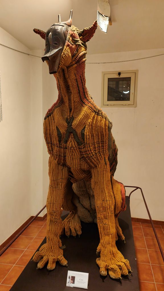IMG20241101174804 Sylvie Clavel e il fascino delle sue sculture tessili a Sambuca di Sicilia