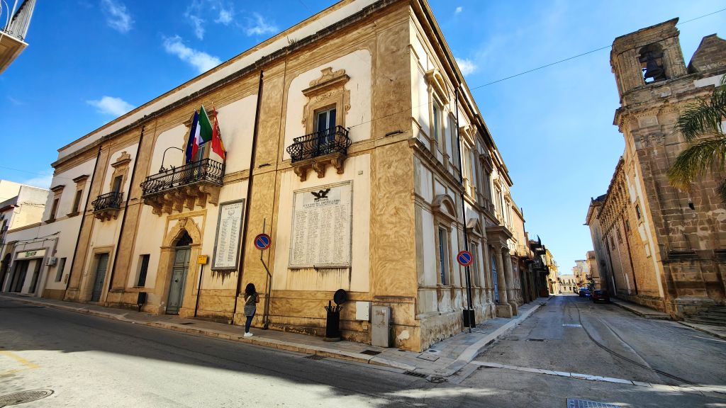 Palazzo-del-Municipio Una caratteristica cittadina, situata in provincia di Trapani, mi ha davvero colpito